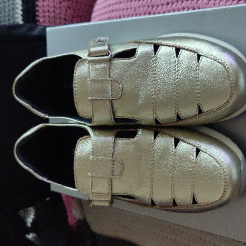 Women's size 7 Vaneli Sport comfortable cut out shoe.